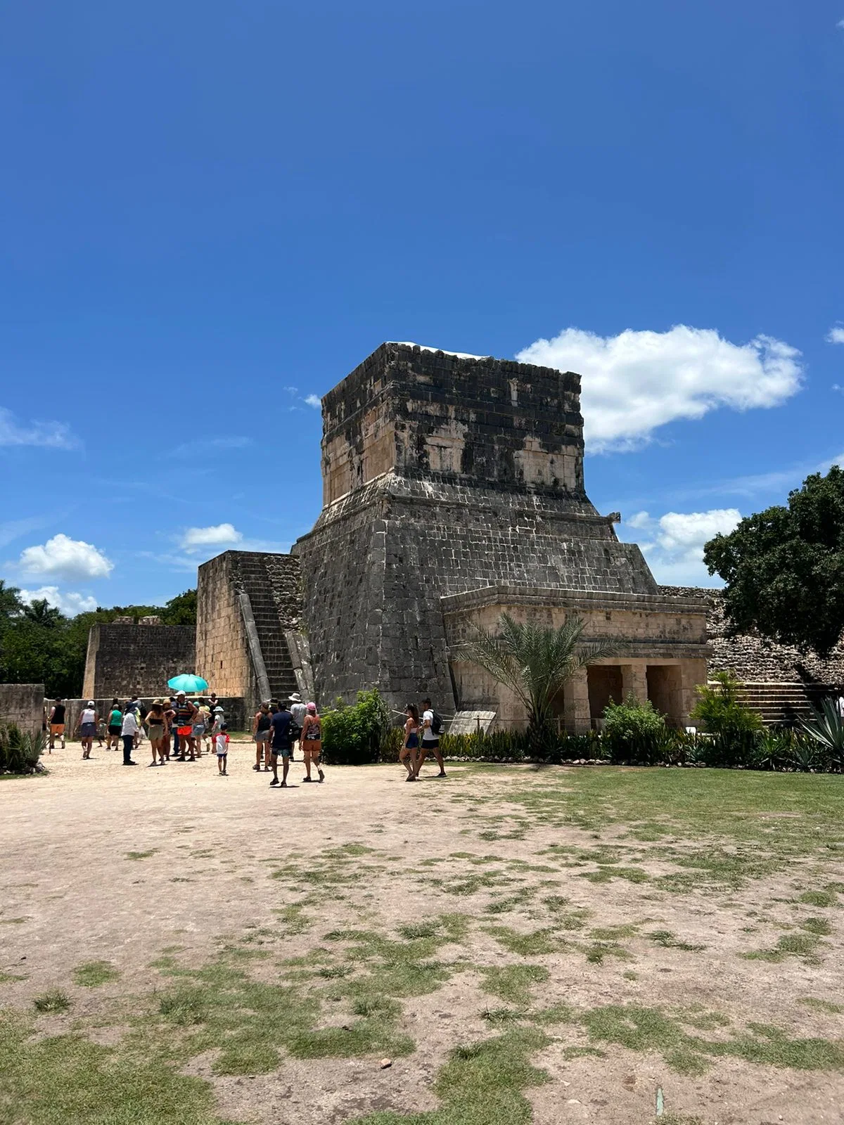 Exploring Chichen Itza with a certified tour guide. Get your Tour guide with ChichenItza.com